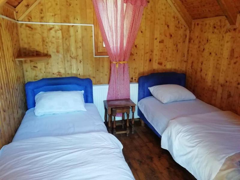 Small Twin Room image 2