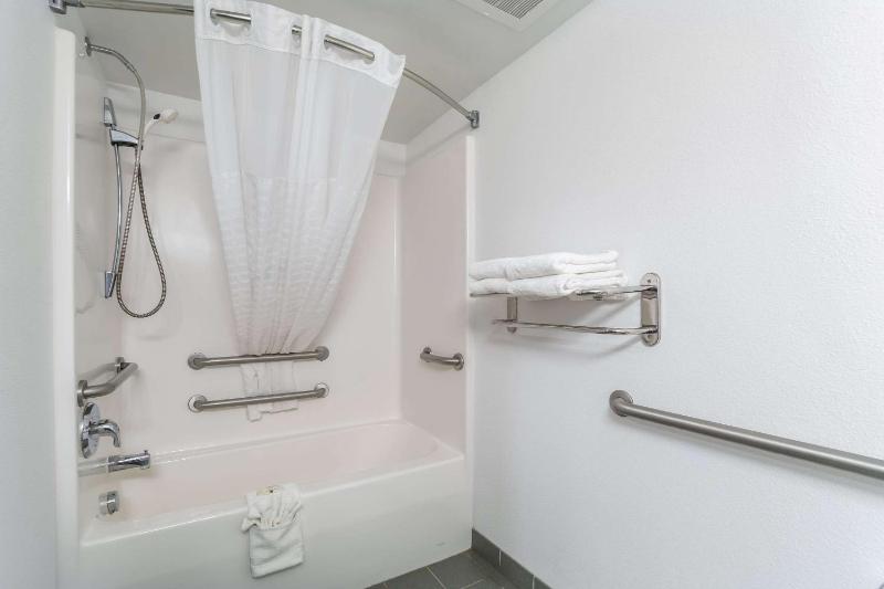 King Room with Accessible Tub - Accessible/Non-Smoking image 3