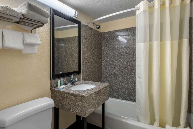 Double Room with Two Double Beds - Partial Ocean View image 4