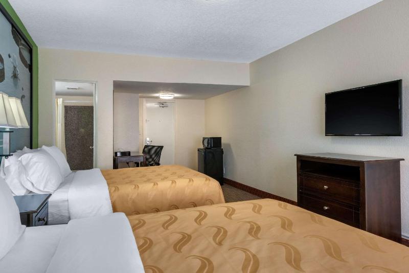 Double Room with Two Double Beds - Partial Ocean View image 3