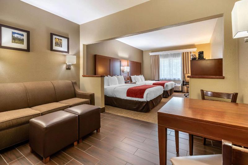 Suite with Two Double Beds - Accessible/Non-Smoking image 2