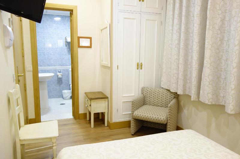 Single Room image 4