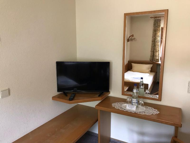 Standard Twin Room image 1