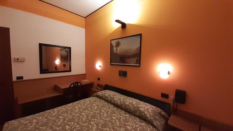 Standard Double Room image 4