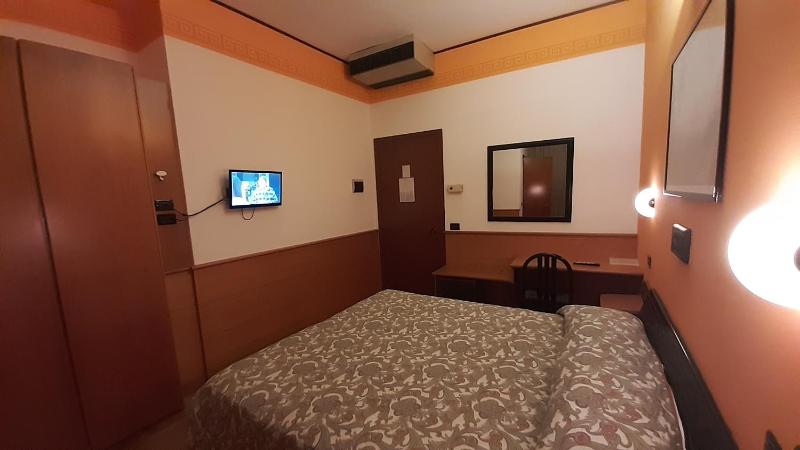 Standard Double Room image 3