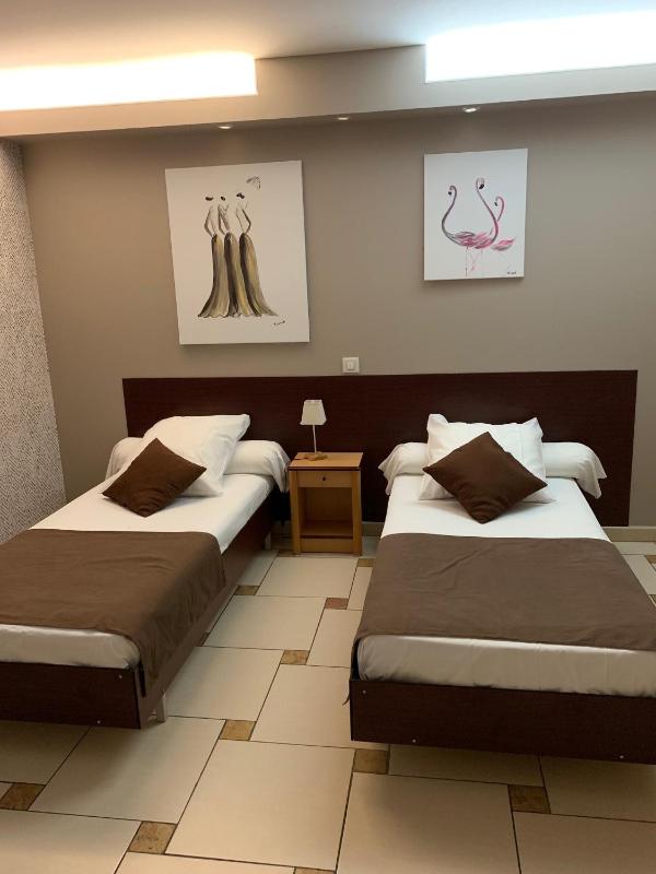 Double or Twin Room image 4