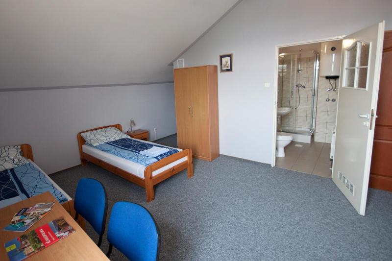 Large Twin Room image 3