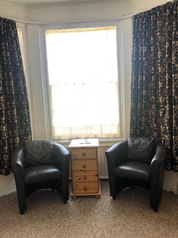 Twin Room image 4