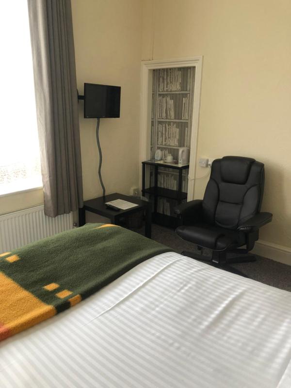 Double Room image 3