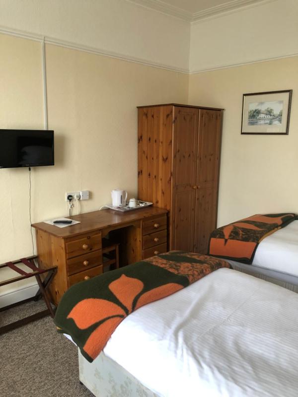 Twin Room image 2