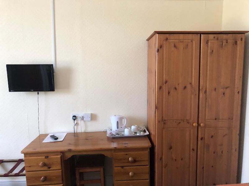 Twin Room image 3