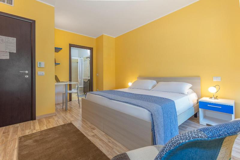 Standard Double Room image 3
