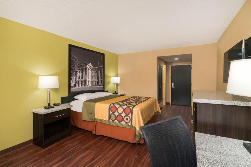 Queen Room - Non-Smoking image 1