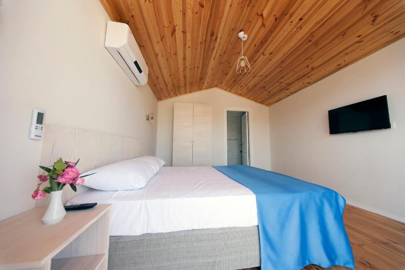 Deluxe Double Room with Sea View image 3