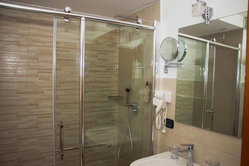 Standard Twin Room image 4