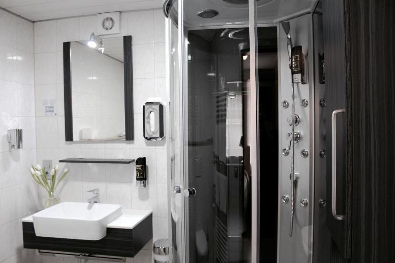 Standard Triple Room image 2