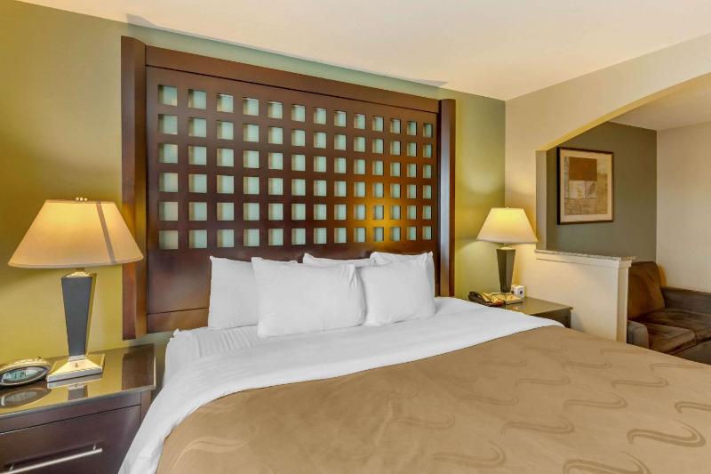King Suite - Non-Smoking image 3