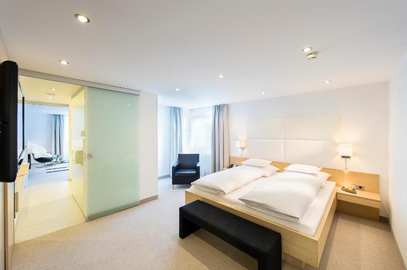 Deluxe Suite with Balcony image 2