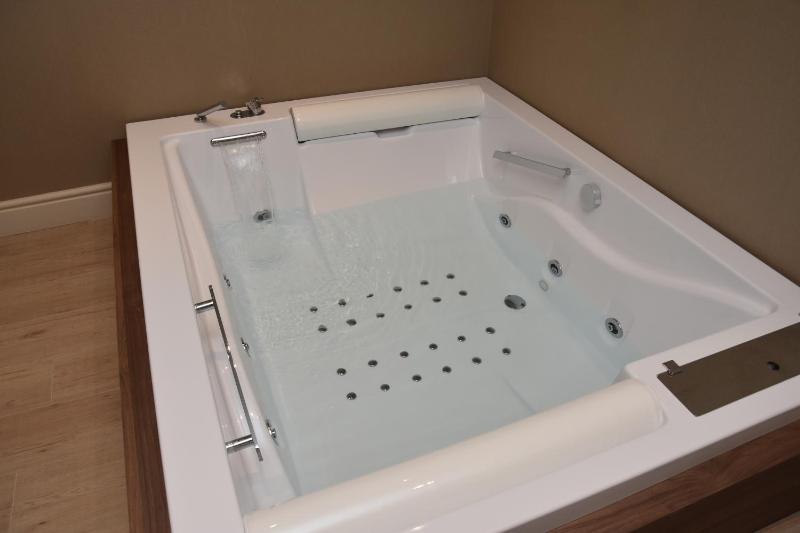Suite with Spa Bath image 2