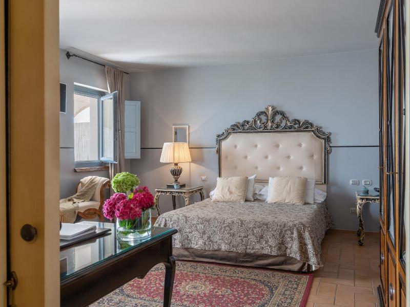 Deluxe Double Room with Sea View image 3