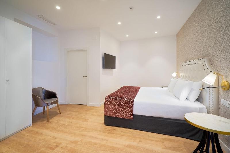 Two-Bedroom Apartment with Courtyard image 3