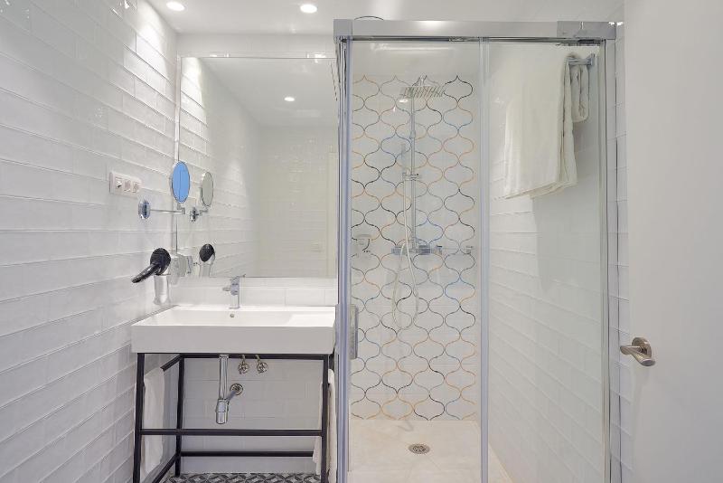 One-Bedroom Apartment with Courtyard image 4