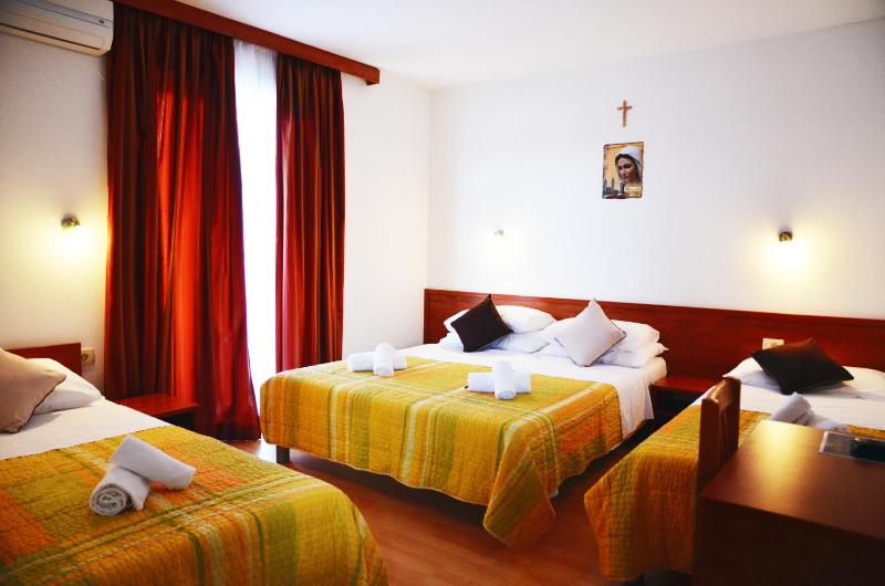 Economy Quadruple Room image 3
