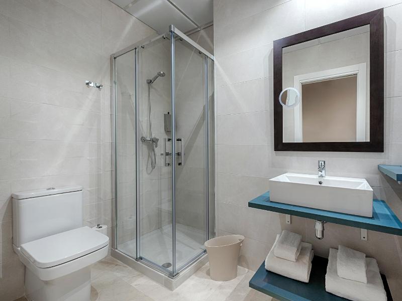 Standard Double Room image 4