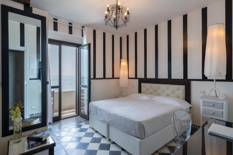 Standard Double or Twin Room with Sea View image 4