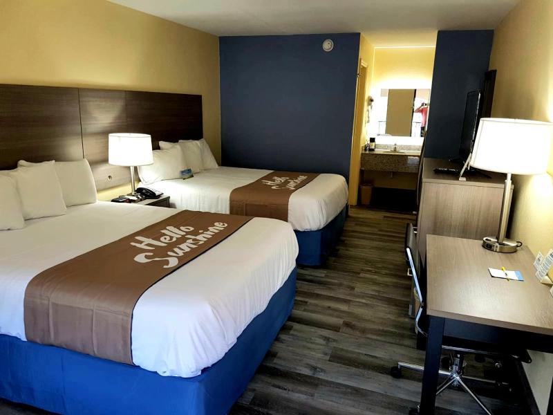 Queen Room with Two Queen Beds - Non-Smoking image 3