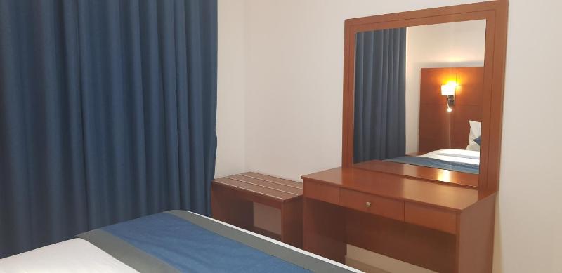 One-Bedroom Suite with Free Parking image 3