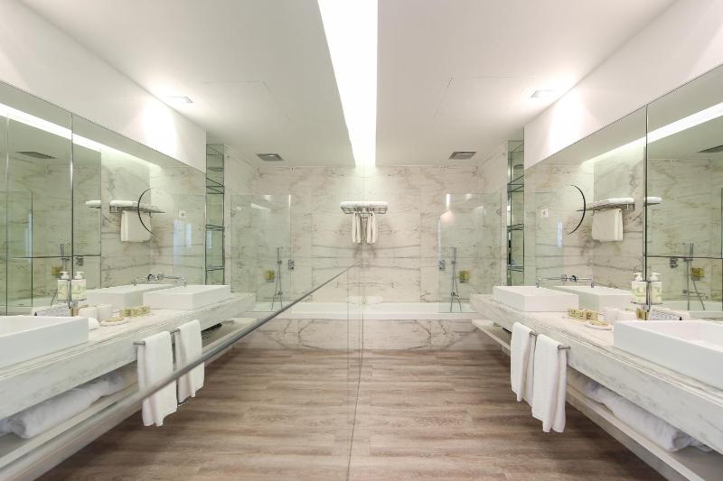 Deluxe Double Room image 2