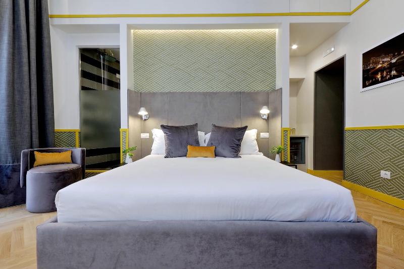 Deluxe Double Room with View image 4