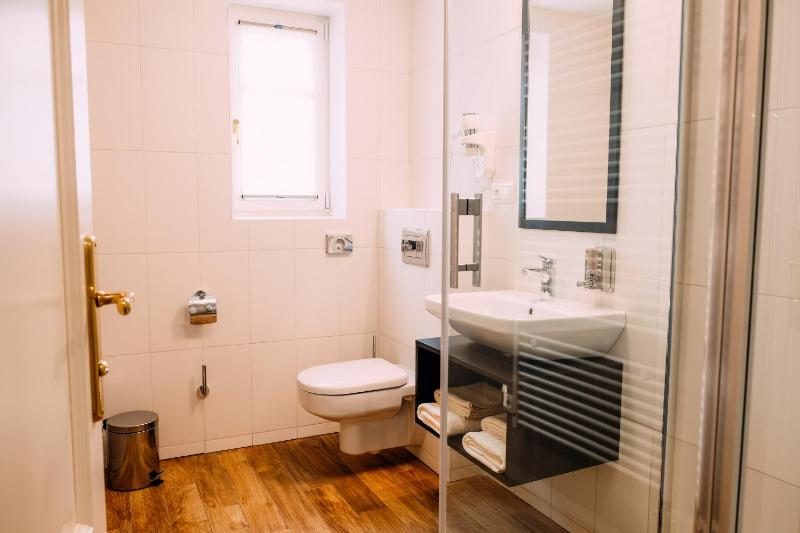 Standard Double Room image 4