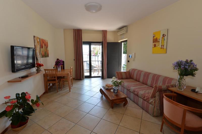 One-Bedroom Apartment with Sofa Bed image 4
