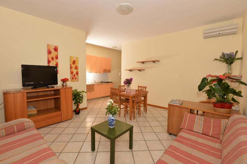 One-Bedroom Apartment with Sofa Bed image 3