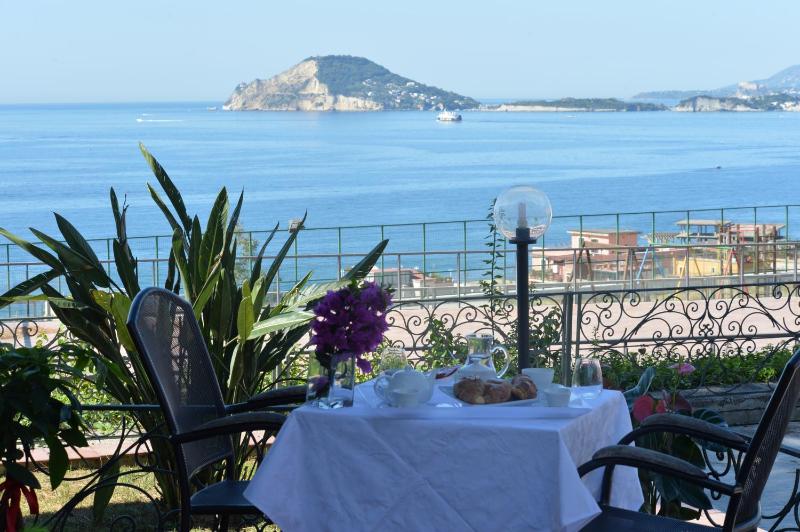 One-Bedroom Apartment with Panoramic View image 4
