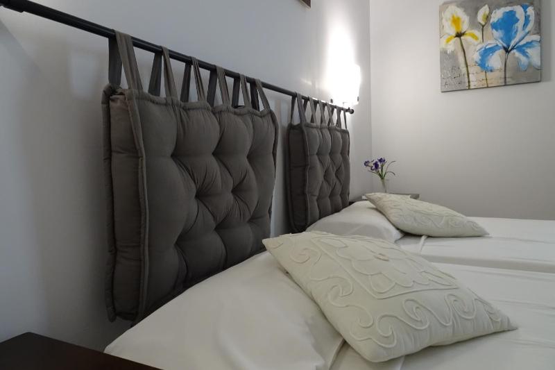 Economy Twin Room image 2