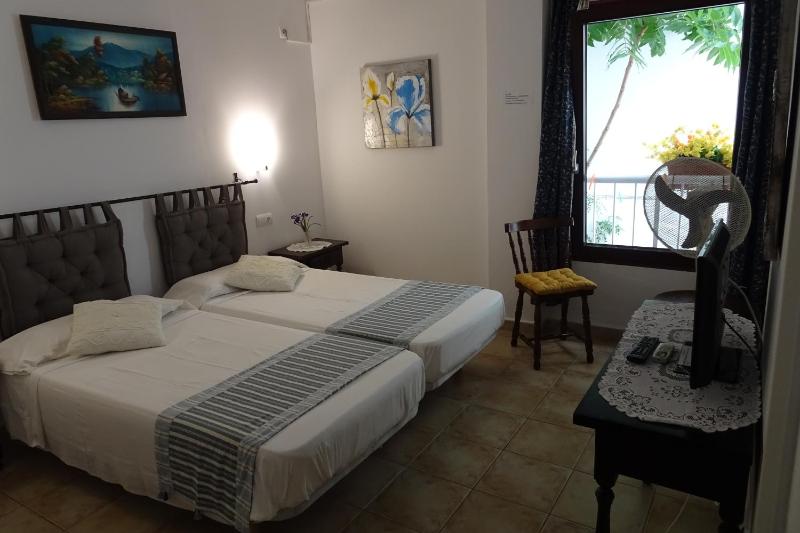 Economy Twin Room image 3