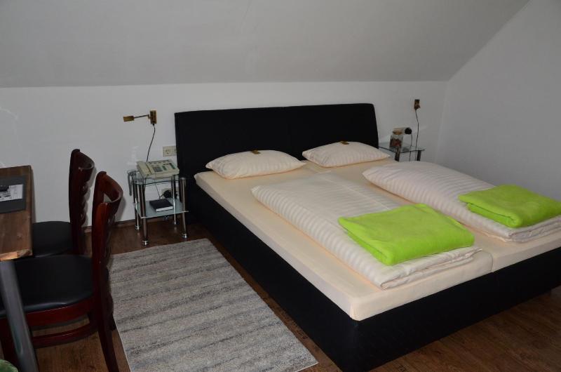 Double Room image 4