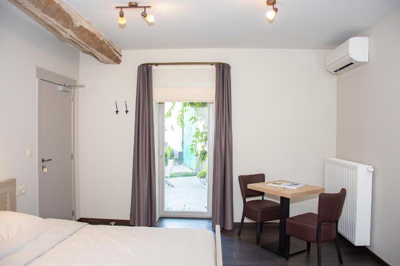 Large Double Room image 3
