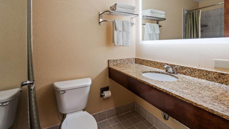 Queen Room with Kitchenette - Non-Smoking image 1