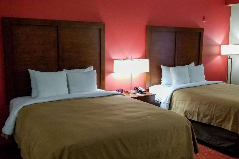 Queen Room with Two Queen Beds - Non-Smoking image 2