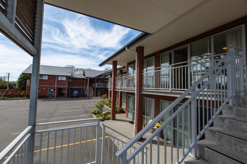 Cranford Oak Motel - image 12