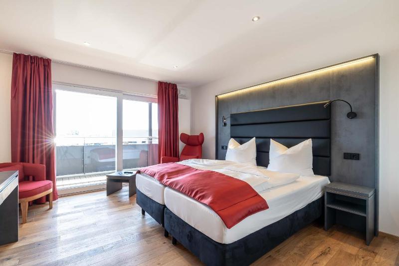 Standard Twin Room image 1