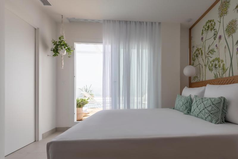 Double Room with Sea View image 4