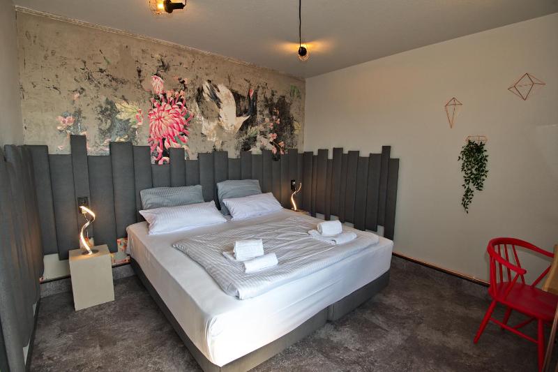 Standard Queen Room image 4