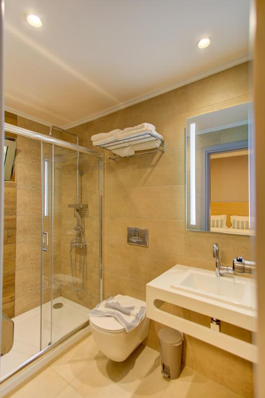 Standard Double Room Partial Sea View image 2