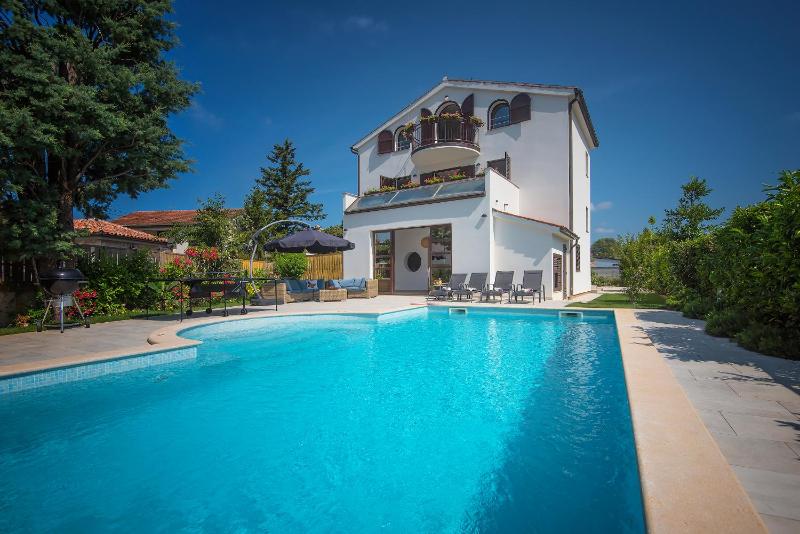 Villa Andrija Family Dream with heated pool at the sea with beautiful garden outside cinema and kids playground - image 17