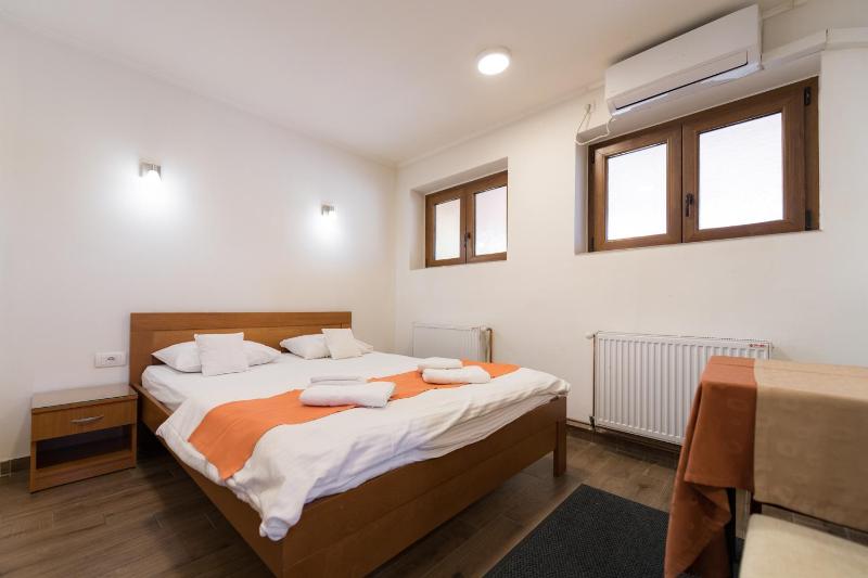 Double Room image 3